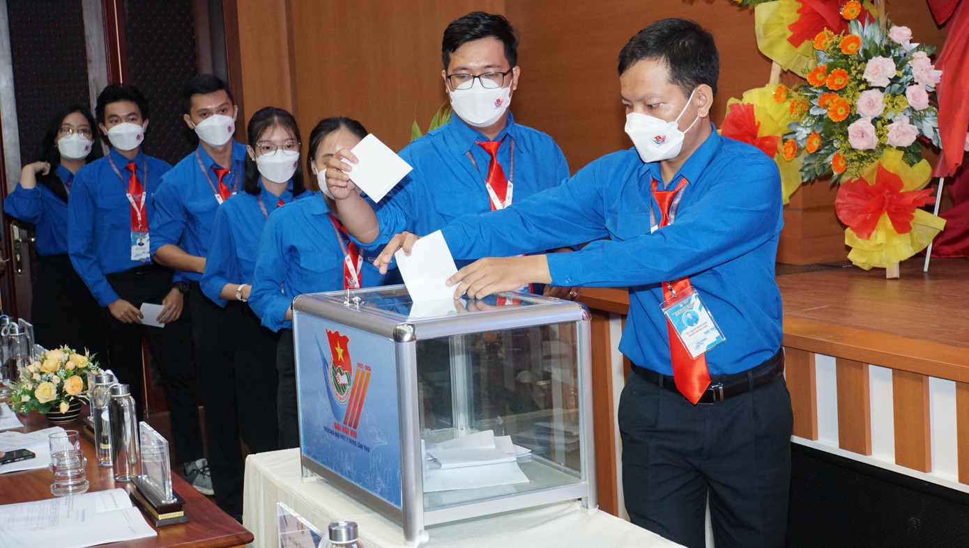 Các đại biểu bỏ phiếu