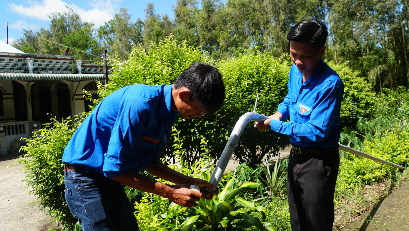 ĐVTN xã Mỹ Bình lắp đèn chiếu sáng. - Ảnh: Hòa Hội