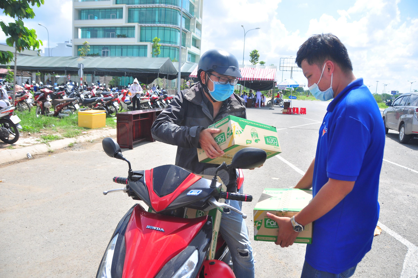 Người dân trực tiếp mang đến trao tặng sữa để hỗ trợ các bạn tình nguyện viên