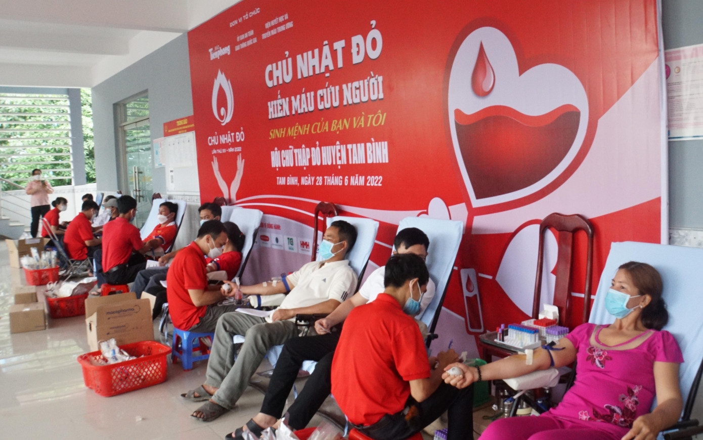Chị Phan Hoàng Thi, giáo viên trường mầm non Tuổi Xanh, xã Tường Lộc (Tam Bình) vừa hiến máu xong cho biết: “Chia sẻ giọt máu của mình để giúp người bệnh, đồng thời muốn truyền cảm hứng đến những người khác để cùng tham gia. Bởi hiến máu không chỉ giúp người khác mà còn là dịp kiểm tra sức khỏe của mình”, chị Thi nói.