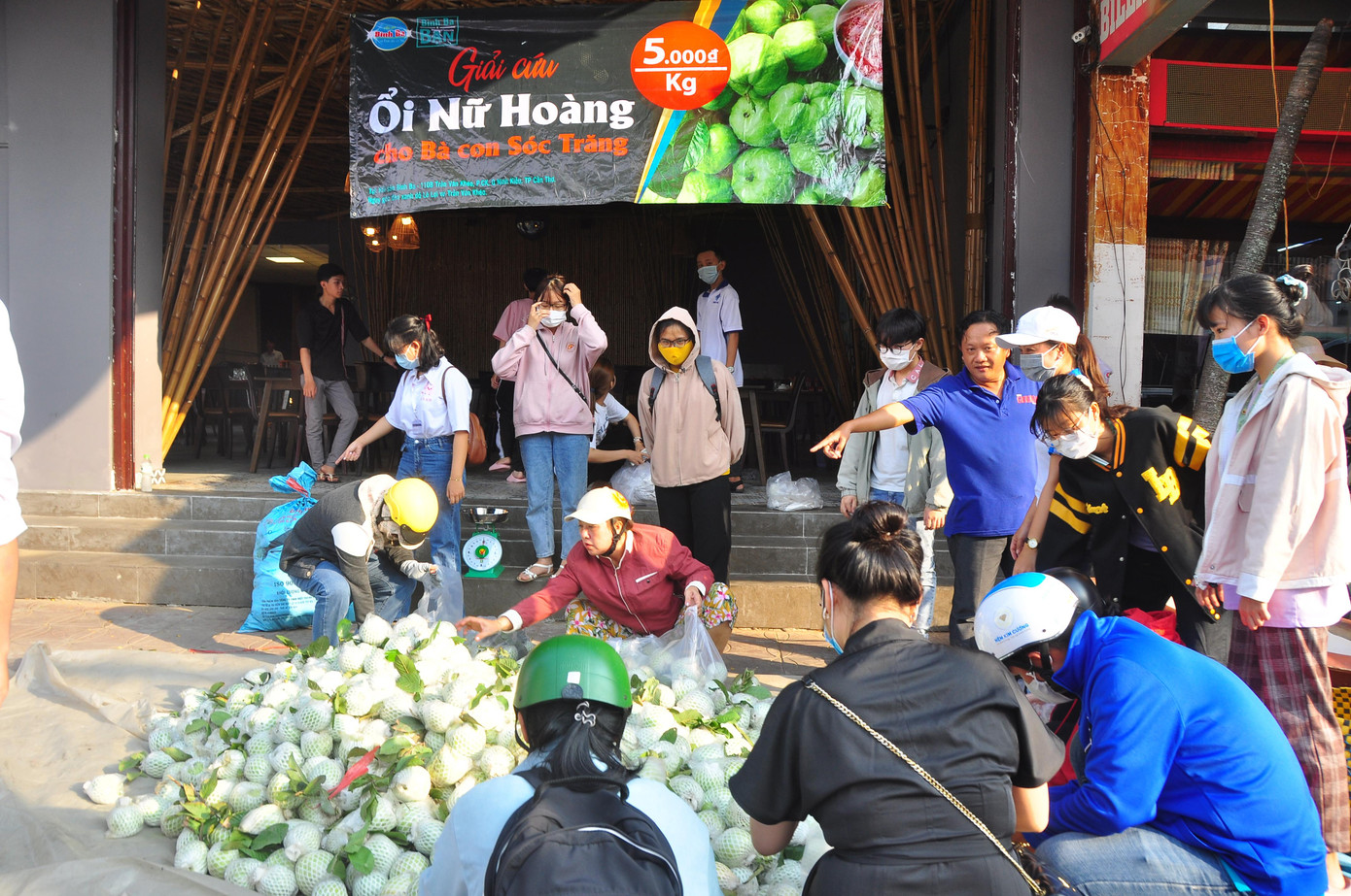 Bạn Nguyễn Thị Bích Tuyền (trường ĐH Y Dược Cần Thơ) cho biết, khi hay thông tin giải cứu tụi em lập tức tham gia với hy vọng giúp người nông dân giảm bớt phần nào khó khăn để duy trì sản xuất. Hơn nữa điều đó còn thể hiện tinh thần "lá lành đùm lá rách".