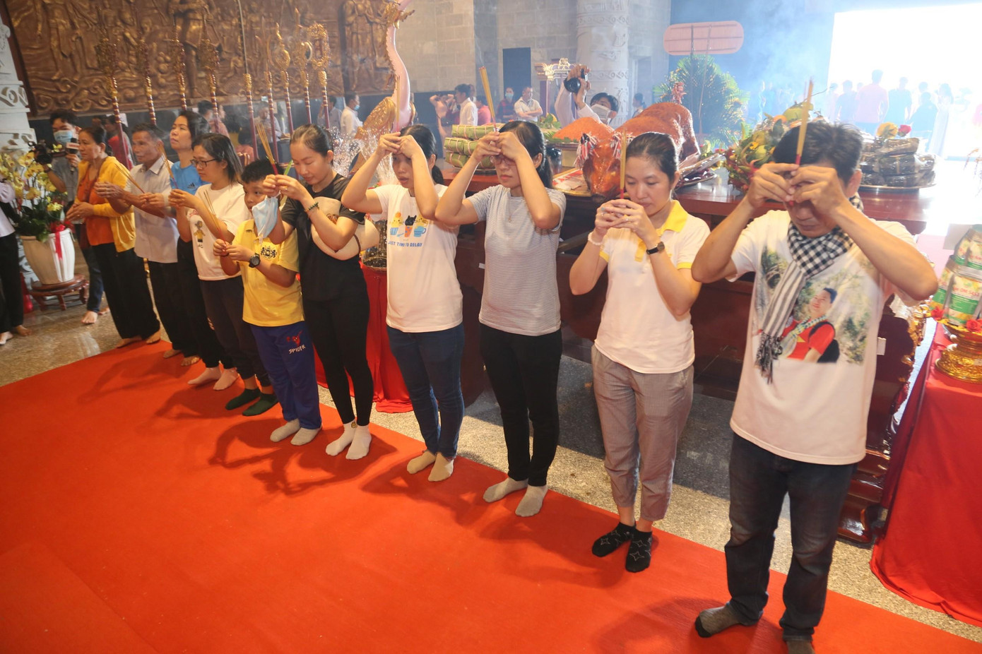 Người dân viếng vua Hùng