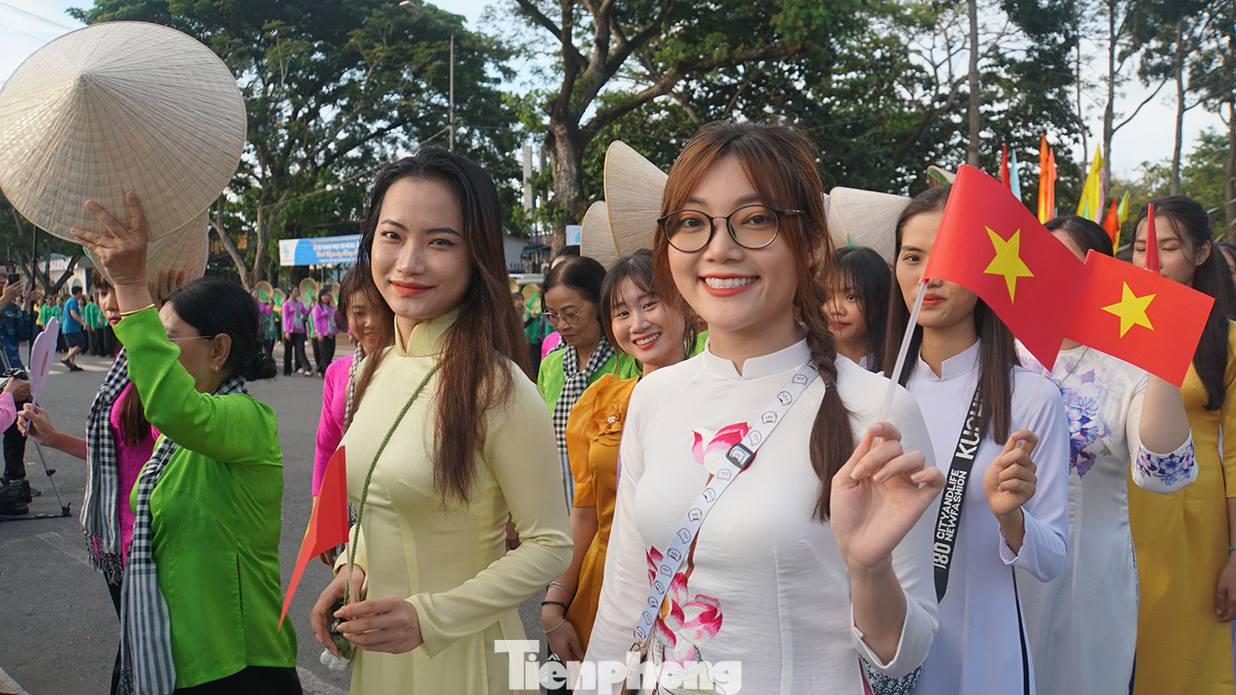 Các bạn trẻ háo hức tham gia lễ hội. Ảnh: Hòa Hội.