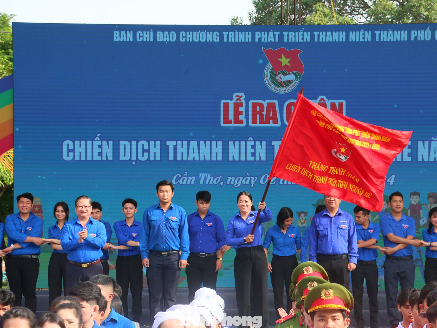 Chị Lư Thị Ngọc Anh - Bí thư Thành Đoàn Cần Thơ cầm cờ lệnh ra quân chiến dịch thanh niên tình nguyện hè. Ảnh: M. Trung Chị Lư Thị Ngọc Anh - Bí thư Thành Đoàn Cần Thơ cầm cờ lệnh ra quân chiến dịch thanh niên tình nguyện hè. Ảnh: M. Trung