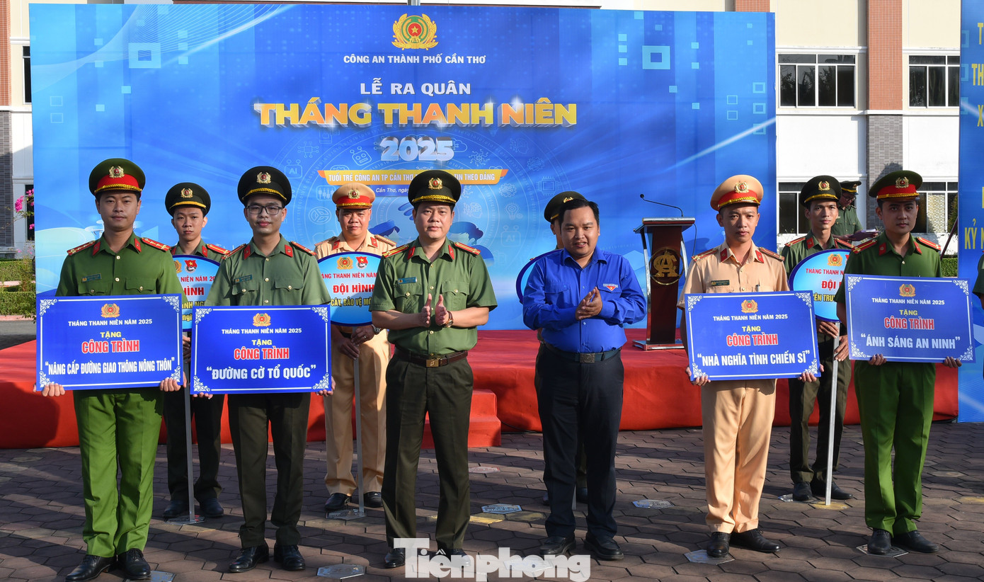 Công an TP Cần Thơ ra mắt các đội hình tình nguyện. Ảnh: Hòa Hội Công an TP Cần Thơ ra mắt các đội hình tình nguyện. Ảnh: Hòa Hội