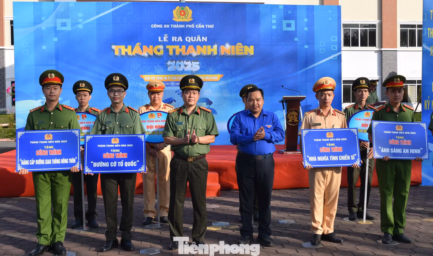Công an TP Cần Thơ ra mắt các đội hình tình nguyện. Ảnh: Hòa Hội