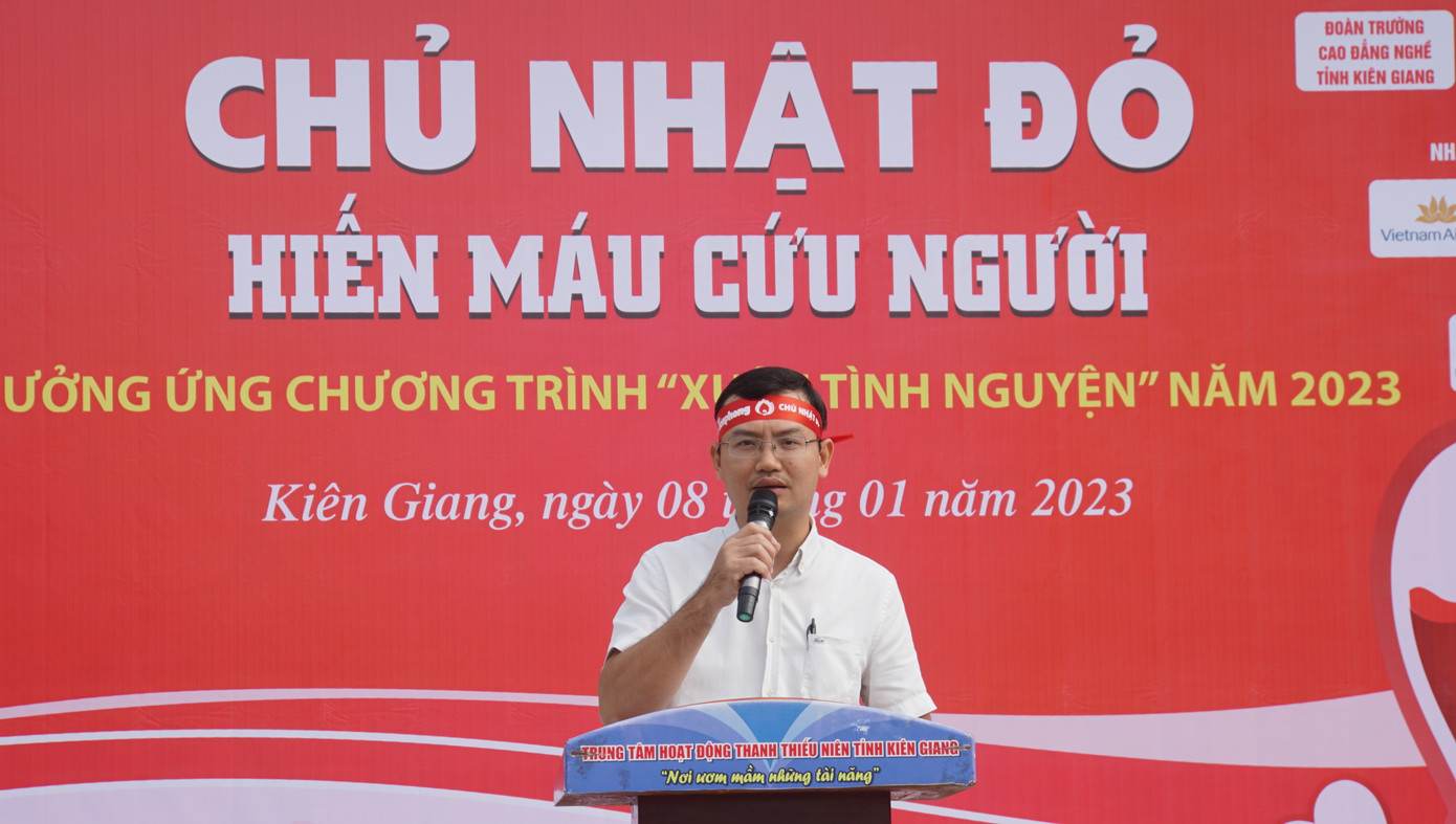 Nhà báo Nguyễn Ngọc Tiến, Trưởng đại diện Báo Tiền Phong tại ĐBSCL cho biết, với thông điệp “Hiến máu cứu người - Sinh mệnh của bạn và tôi”, chương trình “Chủ Nhật Đỏ” đã trở thành sự kiện có ý nghĩa nhân văn sâu sắc trên quy mô toàn quốc, nhằm khắc phục tình trạng khan hiếm máu trên cả nước dịp Tết Nguyên đán. Từ một điểm hiến máu đầu tiên tại Hà Nội vào năm 2009, lượng máu thu được chưa đầy 100 đơn vị, đến nay Chủ nhật Đỏ đã lan tỏa hơn 40 tỉnh thành phố trên toàn quốc tham gia, với lượng máu thu được trên 50 nghìn đơn vị máu. Tại khu vực ĐBSCL, Chủ nhật Đỏ cũng đã lan tỏa đến các tỉnh thành như: Kiên Giang, An Giang, Đồng Tháp, Trà Vinh, Cà Mau, Sóc Trăng, TP Cần Thơ.