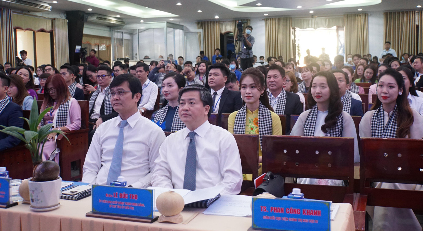 Bí thư Tỉnh ủy Bến Tre Lê Đức Thọ và anh Bùi Quang Huy, Bí thư thứ nhất Trung ương Đoàn (bên trái). Ảnh: Hòa Hội