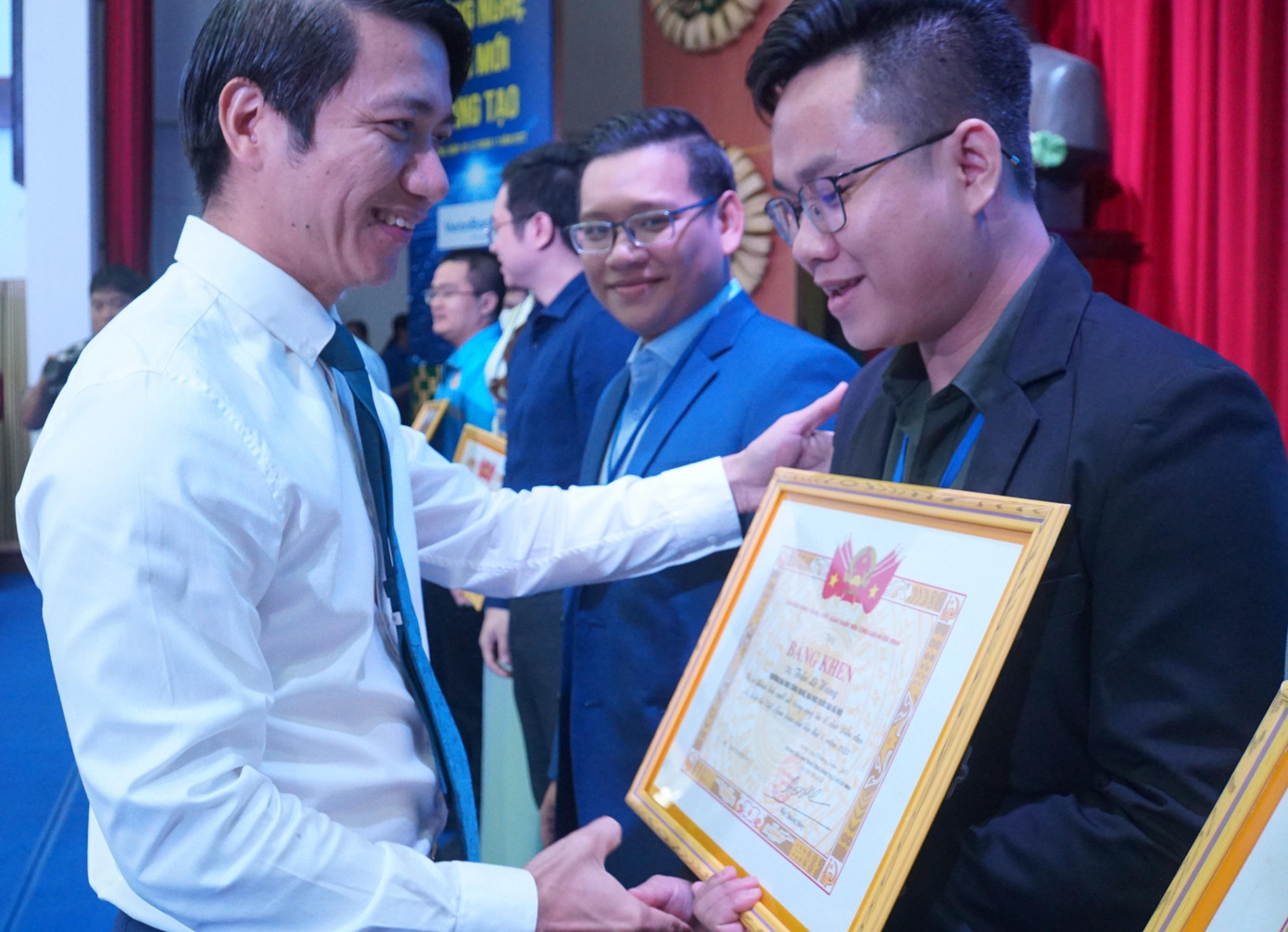 Anh Nguyễn Ngọc Lương tặng bằng khen cho Trí thức trẻ tại diễn đàn. Ảnh: Hòa Hội