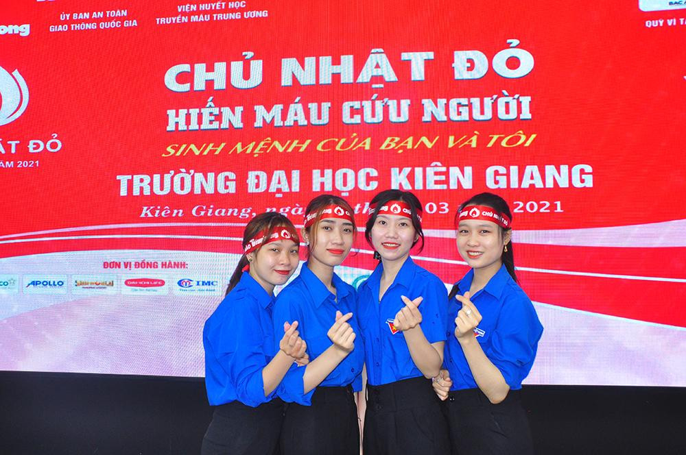 Bạn trẻ hào hứng tham gia Chủ nhật Đỏ Anh Lê Việt Khái - Bí thư Đoàn trường đại học Kiên Giang cho biết, phong trào hiến máu của trường diễn ra sôi nổi, mỗi năm ít nhất 2-3 đợt với số lượng trên nghìn đơn vị máu. "Hiện nay trước tình hình dịch COVID-19, và trong bối cảnh khan hiếm máu trên cả nước, khi triển khai phong trào luôn nhận được sự hưởng ứng nhiệt tình của cán bộ và sinh viên trong trường", anh Khái chia sẻ. Cán bộ tham gia Chủ nhật Đỏ Bạn Võ Thị Ken, sinh viên năm 2 ngành ngôn ngữ Anh Du lịch của trường ĐH Kiên Giang chia sẻ rằng: "Bản thân em rất vui khi được chia sẻ giọt máu của mình để giúp đỡ cho người bệnh. Hy vọng rằng, nhiều bạn trẻ trên cả nước tích cực tham gia, cùng chia sẻ giọt máu của mình để lan tỏa nhiều giá trị đẹp cho xã hội. Bạn Phạm Hải Dương (sinh viên năm 4 ngành ngôn ngữ Anh) lần thứ 6 tham gia hiến máu. Vừa hiến xong, Dương khiêm tốn chia sẻ: "Hy vọng giọt máu của mình sẽ cứu được cuộc sống của người nào đó. Là thanh niên, em nghĩ đây là hoạt động cần lan tỏa và nếu có thể các bạn nên tham gia nhiều hơn vào các hoạt động ý nghĩa như thế này để tiếp thêm sự sống cho nhiều người". Sinh viên đăng ký tham gia hiến máu Nhà báo Hồng Lĩnh – Thành viên Ban tổ chức cho biết: Tính đến nay Chủ nhật Đỏ báo Tiền Phong lần thứ 13 năm 2021 đã diễn ra trên 40 tỉnh thành cả nước với tổng lượng máu thu được 57.793 đơn vị, vượt kế hoạch hơn 12.000 đơn vị. Chủ nhật Đỏ vẫn tiếp tục diễn ra ở nhiều địa phương. Tại Khu vực ĐBSCL Chủ nhật Đỏ năm 2021 đã diễn ra ở các tỉnh, thành phố: Kiên Giang, An Giang, Đồng Tháp, Trà Vinh, Sóc Trăng, thành phố Rạch Giá, Cần Thơ, Cà Mau với hàng ngàn đơn vị máu đã được dâng hiến. Thông qua chương trình nhân đạo này BTC tại ĐBSCL đã vận động được trên 104 triệu đồng tiền học bổng cho các em học sinh, sinh viên nghèo.