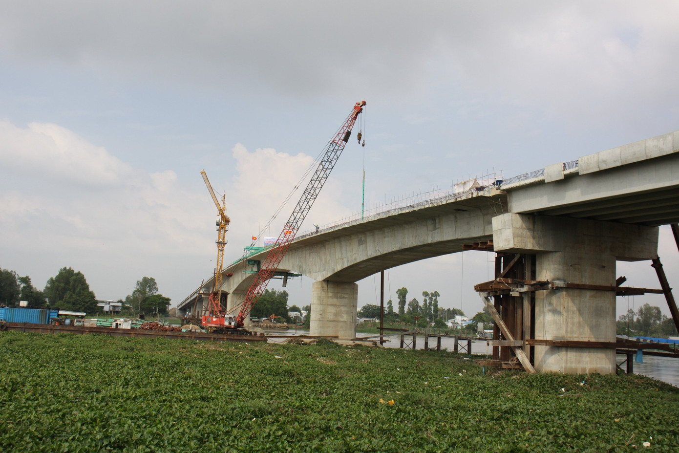 Cầu Châu Đốc bắc qua sông Hậu.