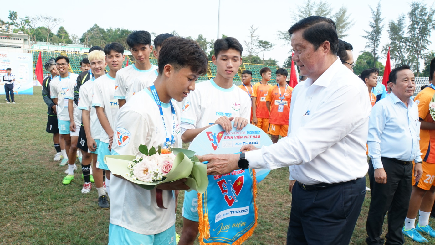 Ông Phạm Văn Hiểu - Phó Bí thư thường trực Thành ủy Cần Thơ tặng hoa cho các đội tham dự. Ảnh: Hòa Hội