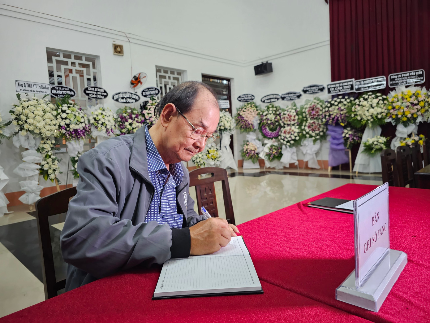 Người dân ghi sổ tang tưởng niệm Giáo sư Võ Tòng Xuân. Ảnh: Hòa Hội