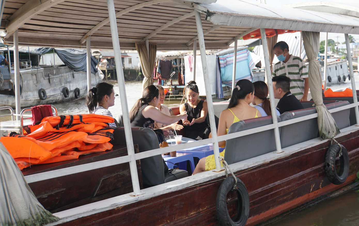 Chị Lan, du khách đến từ Hà Nội cho biết, xem trên mạng thấy chợ nổi có ghe bán bún màu hồng dễ thương nên đến đây tham quan và thưởng thức bún trên sông. Chiếc ghe dễ thương, thức ăn ngon và giá cả cũng không quá đắt. - Ảnh: Hòa Hội