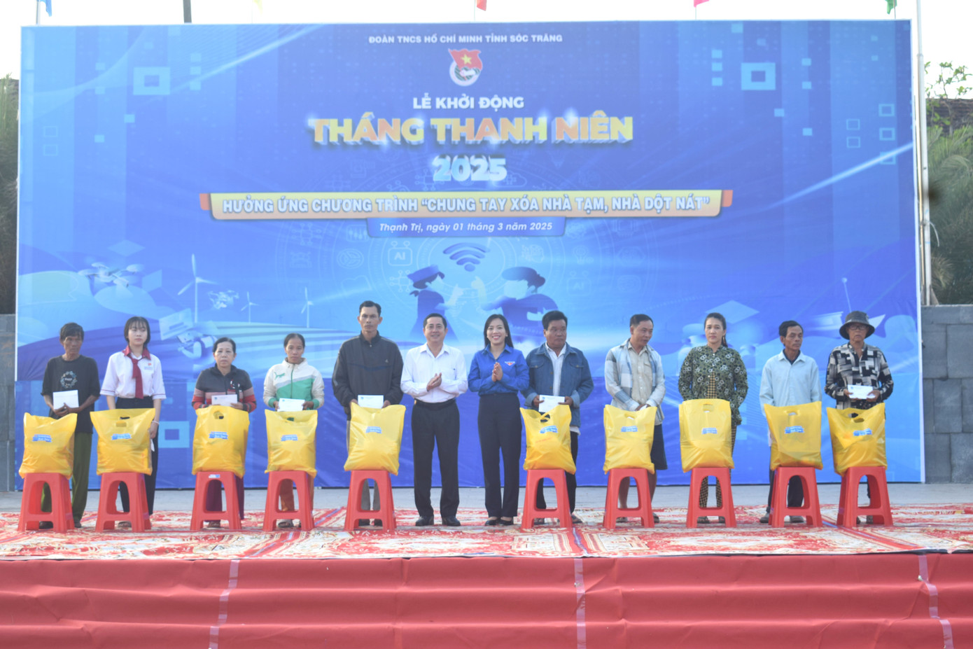 Lãnh đạo tỉnh Sóc Trăng trao tặng các phần quà cho gia đình có hoàn cảnh khó khăn thuộc Chương trình xóa nhà tạm, nhà dột nát trên địa bàn huyện Thạnh Trị.