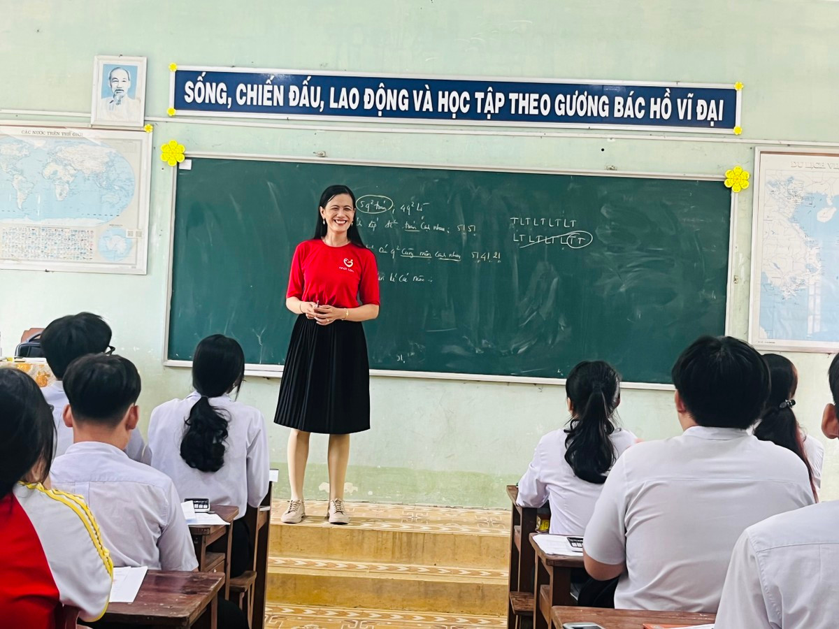 Cô Tâm trên bục giảng.