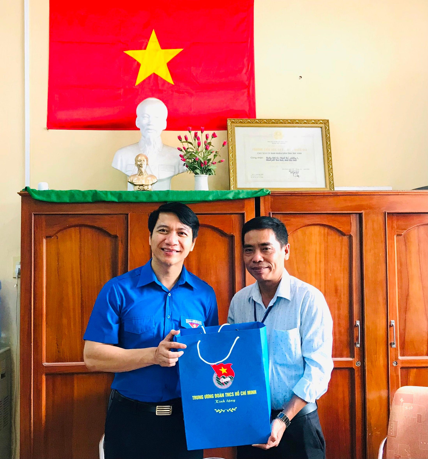 Anh Nguyễn Ngọc Lương tặng quà cho thầy Thạch Minh Tâm, giáo viên Tổng phụ trách Đội Anh Nguyễn Ngọc Lương tặng quà cho thầy Thạch Minh Tâm, giáo viên Tổng phụ trách Đội