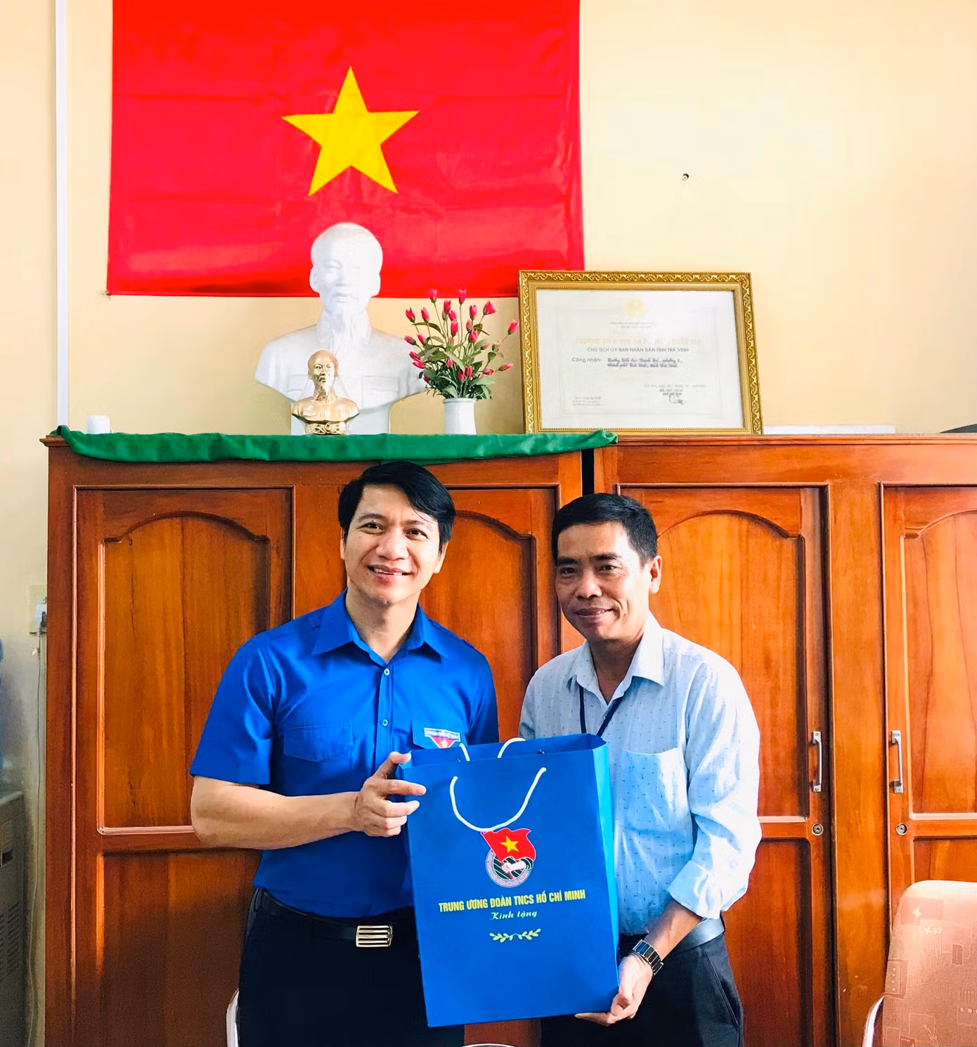 Anh Nguyễn Ngọc Lương tặng quà cho thầy Thạch Minh Tâm, giáo viên Tổng phụ trách Đội