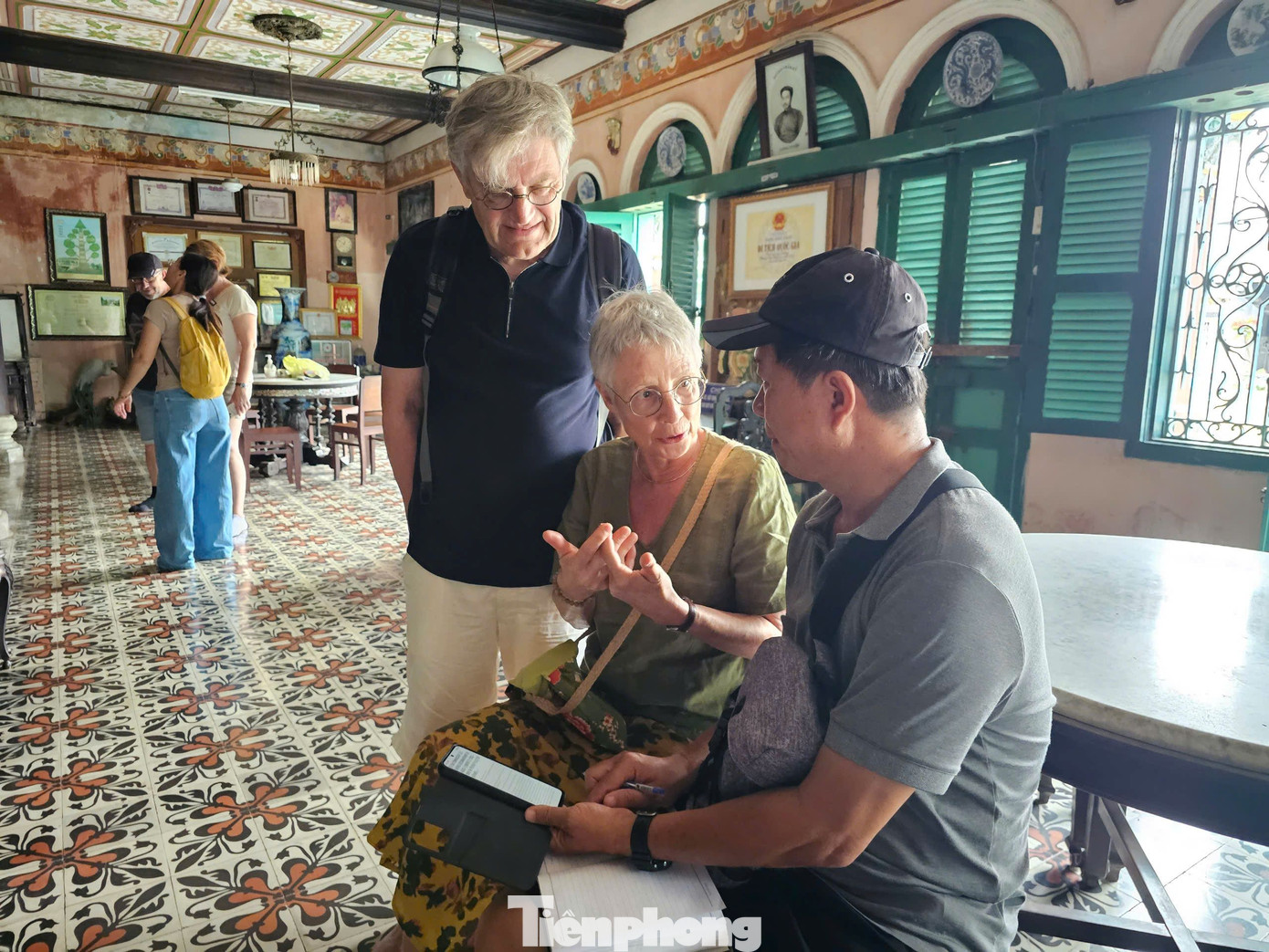 Sau khi tham quan ngôi nhà cổ, bà Jean - Pierne Coue (du khách đến từ Pháp) không khỏi ngạc nhiên trước vẻ đẹp và kiến trúc độc đáo này. Bà cảm nhận được sự giàu có của chủ nhà; đồng thời, căn nhà có sự kết hợp kiến trúc Đông - Tây. Bà Jean - Pierne Coue cho biết, bà đã xem qua bộ phim Người tình và tiểu thuyết Người tình của nữ nhà văn Pháp Marguerite Duras; bộ phim có quay bối cảnh ngôi nhà ở đây nói về câu chuyện của nữ nhà văn với thanh niên người Hoa. Ảnh: Hòa Hội.