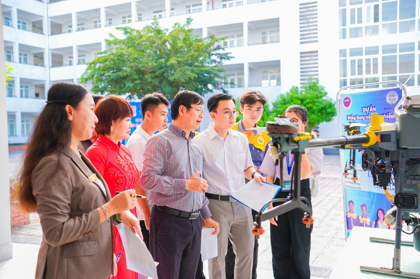 Ban giám khảo xem dự án dự thi.