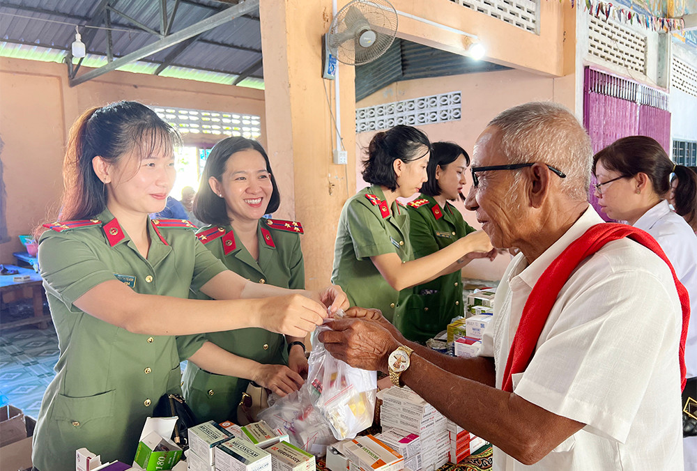 Các y, bác sĩ Công an tỉnh An Giang cấp thuốc cho người dân Campuchia.