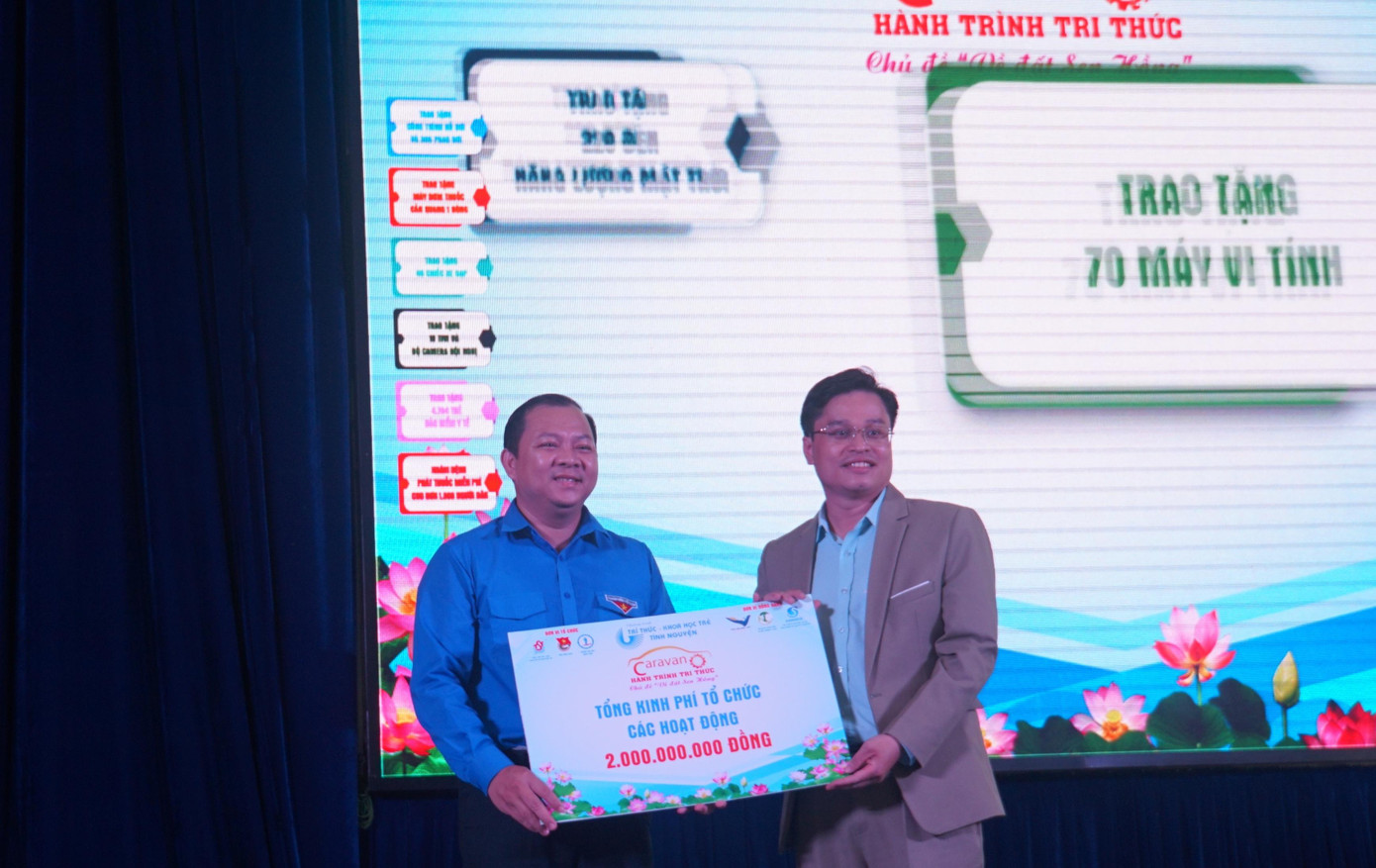 Anh Đoàn Kim Thành, Giám đốc Trung tâm Phát triển Khoa học và Công nghệ Trẻ, Trưởng BTC hành trình Caravan (bên phải) trao tặng nguồn lực 2 tỷ đồng cho Bí thư Tỉnh đoàn Đồng Tháp Huỳnh Minh Thức. - Ảnh: Hòa Hội