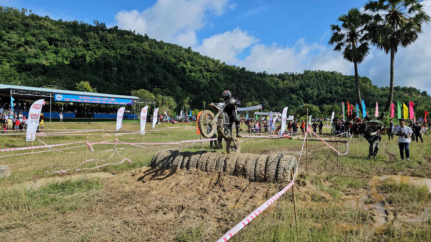 Phó Chủ tịch UBND huyện Tri Tôn mong muốn gây dựng phong trào thể thao mô tô địa hình lành mạnh ở địa phương, nâng cao hiểu biết kỹ thuật lái xe an toàn cho cộng đồng người sử dụng xe địa hình. Phó Chủ tịch UBND huyện Tri Tôn mong muốn gây dựng phong trào thể thao mô tô địa hình lành mạnh ở địa phương, nâng cao hiểu biết kỹ thuật lái xe an toàn cho cộng đồng người sử dụng xe địa hình.