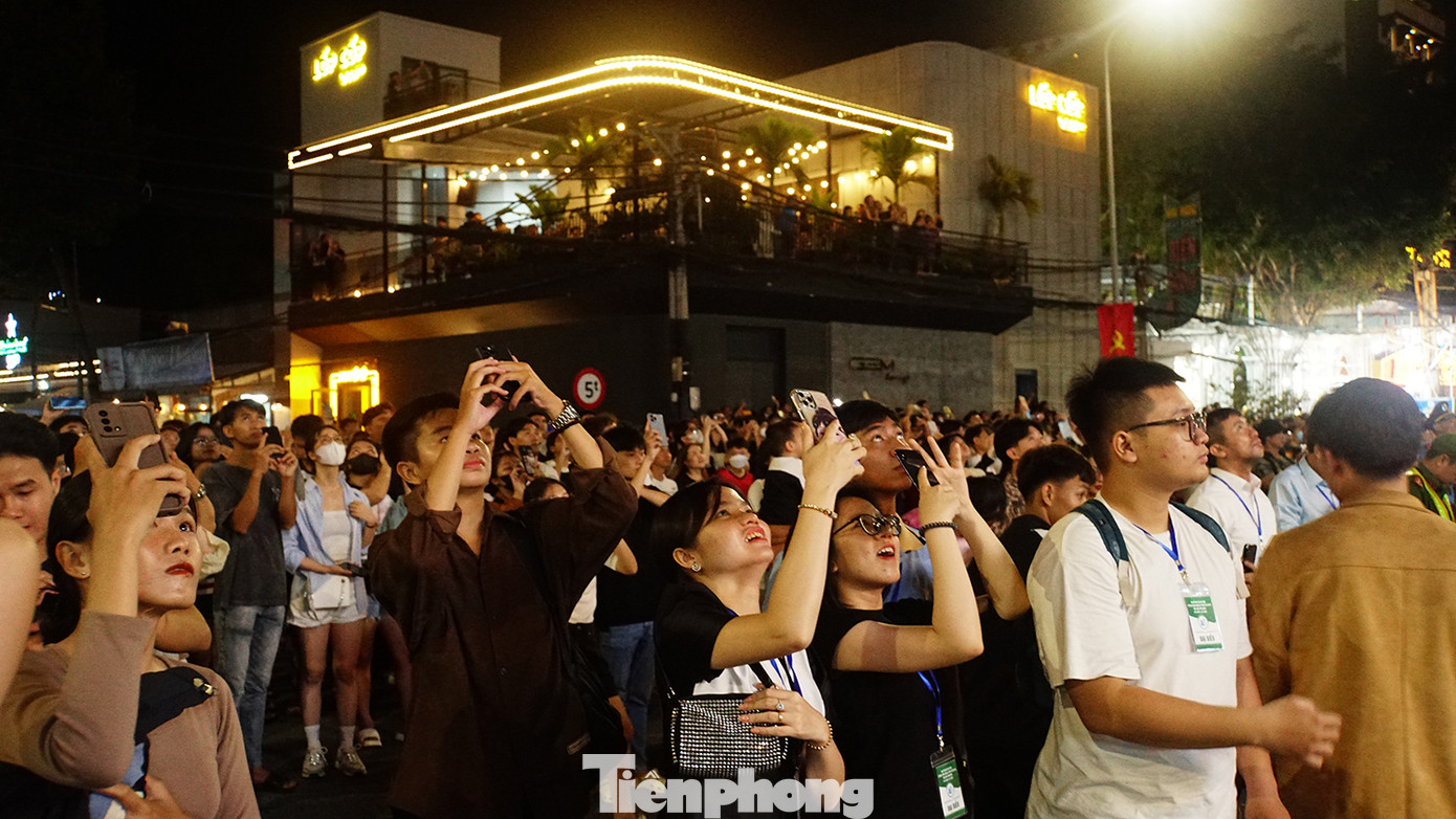 Hàng nghìn người trước cổng sân vận động Cần Thơ không rời mắt khi pháo hoa liên tục nổ trên bầu trời. Ảnh: Hòa Hội