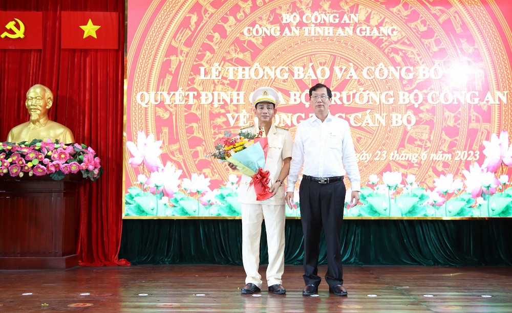 Ông Lê Văn Phước, Phó Chủ tịch Thường trực UBND tỉnh An Giang chúc mừng tân Phó Giám đốc Công an tỉnh An Giang. Ảnh: PV. Ông Lê Văn Phước, Phó Chủ tịch Thường trực UBND tỉnh An Giang chúc mừng tân Phó Giám đốc Công an tỉnh An Giang. Ảnh: PV.