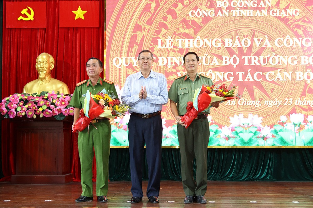 Phó Bí thư Thường trực Tỉnh ủy An Giang Lê Văn Nưng tặng hoa cho đại tá Bùi Bé Năm và đại tá Nguyễn Nhật Trường. Ảnh: PV. Phó Bí thư Thường trực Tỉnh ủy An Giang Lê Văn Nưng tặng hoa cho đại tá Bùi Bé Năm và đại tá Nguyễn Nhật Trường. Ảnh: PV.