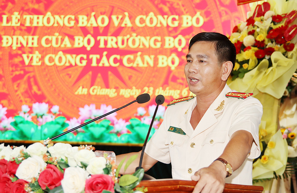 Đại tá Trần Văn Cung, tân Phó Giám đốc Công an tỉnh An Giang phát biểu nhận nhiệm vụ. Ảnh: PV. Đại tá Trần Văn Cung, tân Phó Giám đốc Công an tỉnh An Giang phát biểu nhận nhiệm vụ. Ảnh: PV.