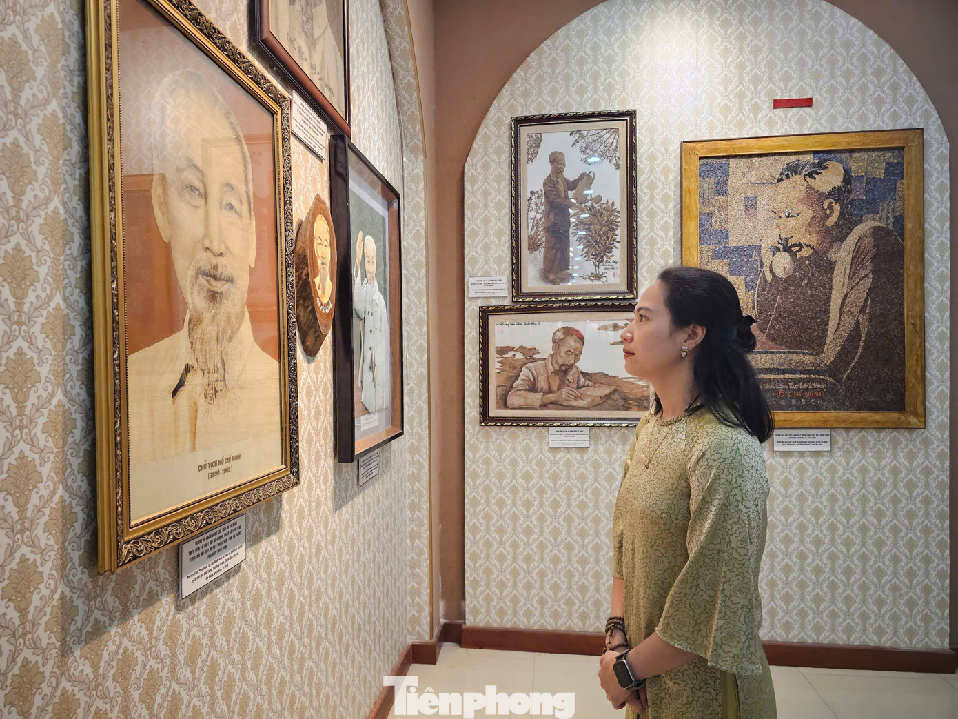 Chị Nguyễn Hồ Ái Vy chia sẻ: “Tôi xúc động và tự hào. Mỗi hình ảnh, mỗi hiện vật trưng bày nơi đây như đưa tôi trở về những trang sử hào hùng của dân tộc, được hun đúc bởi tư tưởng, đạo đức và phong cách sống mẫu mực của Chủ tịch Hồ Chí Minh. Là một người trẻ công tác trong ngành giáo dục, tôi càng ý thức sâu sắc hơn về trách nhiệm của thế hệ hôm nay trong việc gìn giữ, phát huy những giá trị tốt đẹp mà Bác Hồ để lại”.