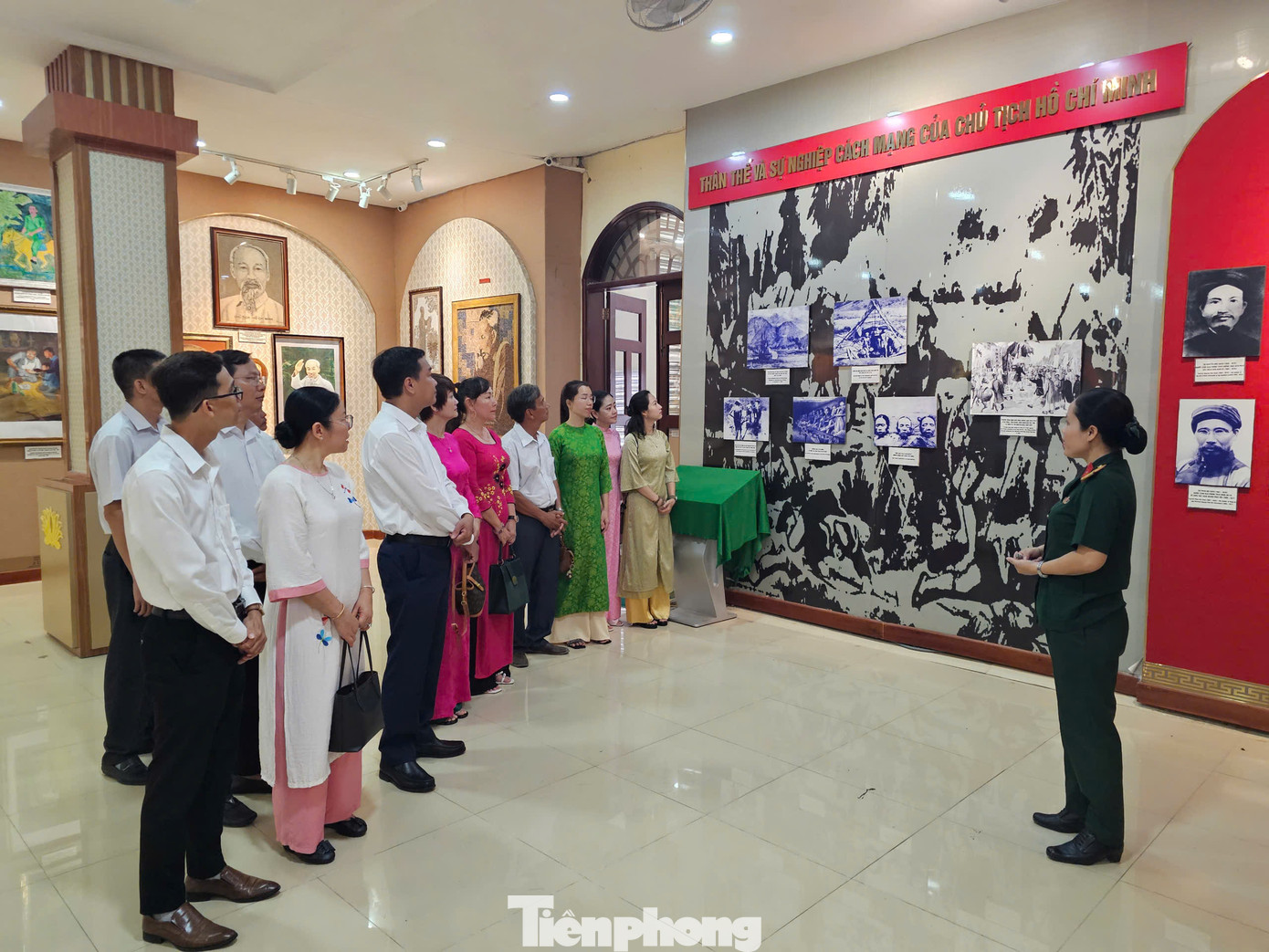 Ghi nhận của PV Tiền Phong, sáng 19/5, nhân dịp Kỷ niệm 135 ngày sinh chủ tịch Hồ Chí Minh, tại Bảo tàng Hồ Chí Minh chi nhánh Đồng bằng sông Cửu Long (ĐBSCL) tại Cần Thơ thu hút đông đảo người dân, cán bộ đến tham quan, tìm hiểu về thân thế và sự nghiệp của Bác.