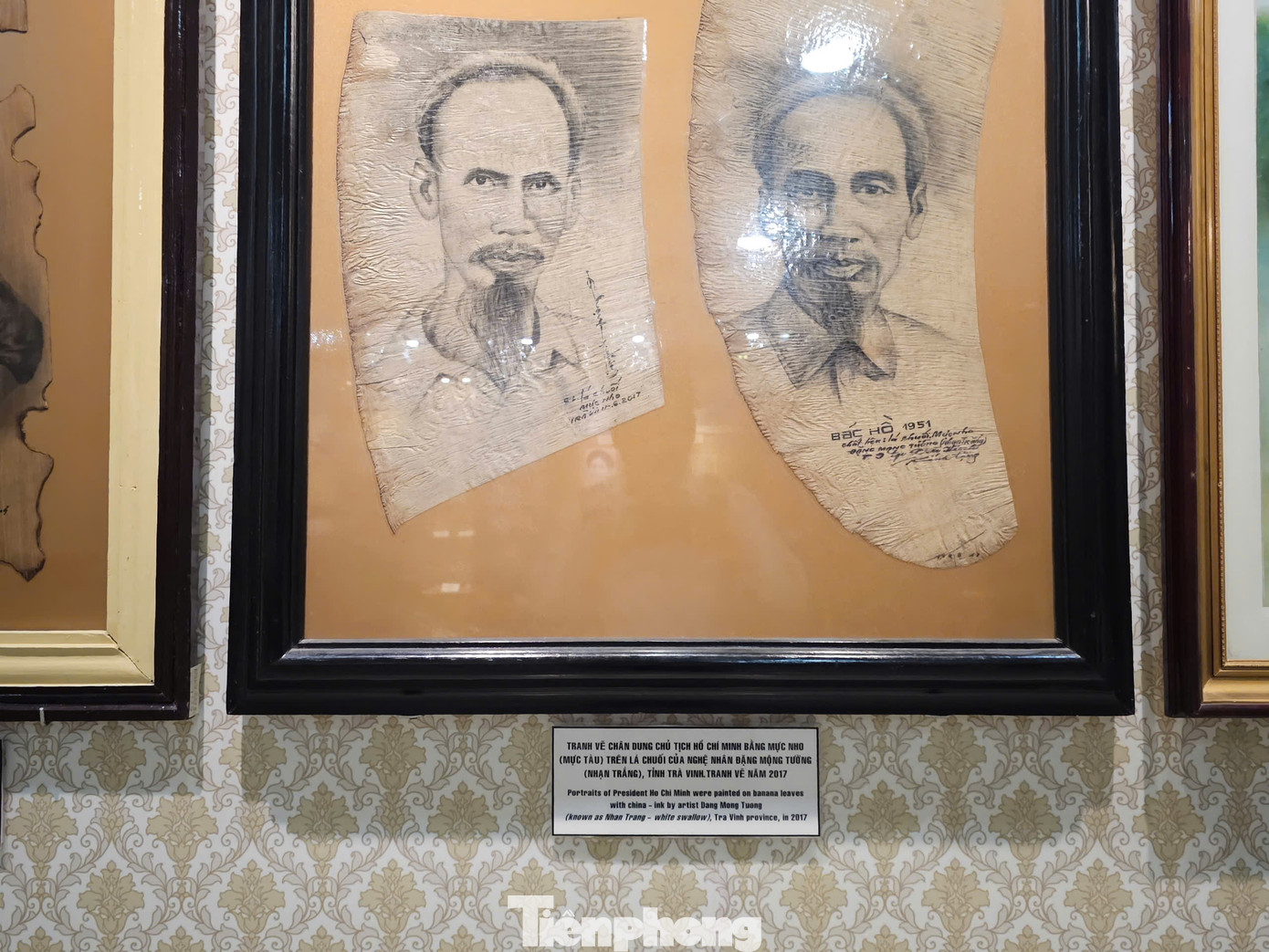 Tranh chân dung Chủ tịch Hồ Chí Minh bằng mực tàu trên lá chuối, mo cau của nghệ nhân Đặng Mộng Tường (Nhạn Trắng). Ông là người đầu tiên nghiên cứu vẽ tranh trên nền lá chuối và mo cau với chủ đề chính là “Sen và Chủ tịch Hồ Chí Minh”. Hơn 20 năm kể từ khi có ý tưởng vẽ tranh trên lá chuối, mo cau, nghệ nhân Nhạn Trắng đã cho ra đời hơn 1.000 tác phẩm và được công chúng đón nhận.