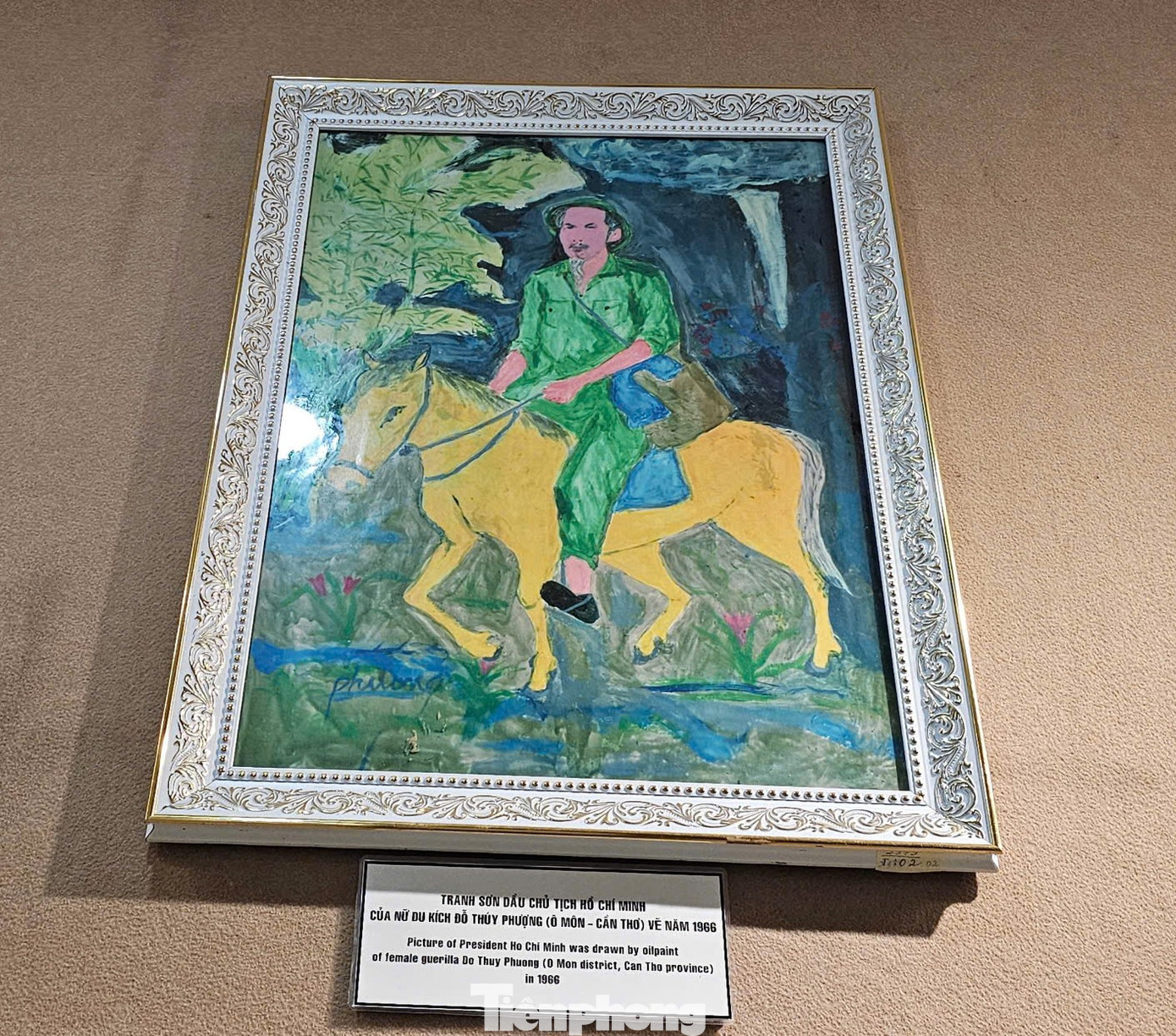Tranh sơn dầu Chủ tịch Hồ Chí Minh của nữ du kích Đỗ Thúy Phượng (Cần Thơ) vẽ năm 1966.