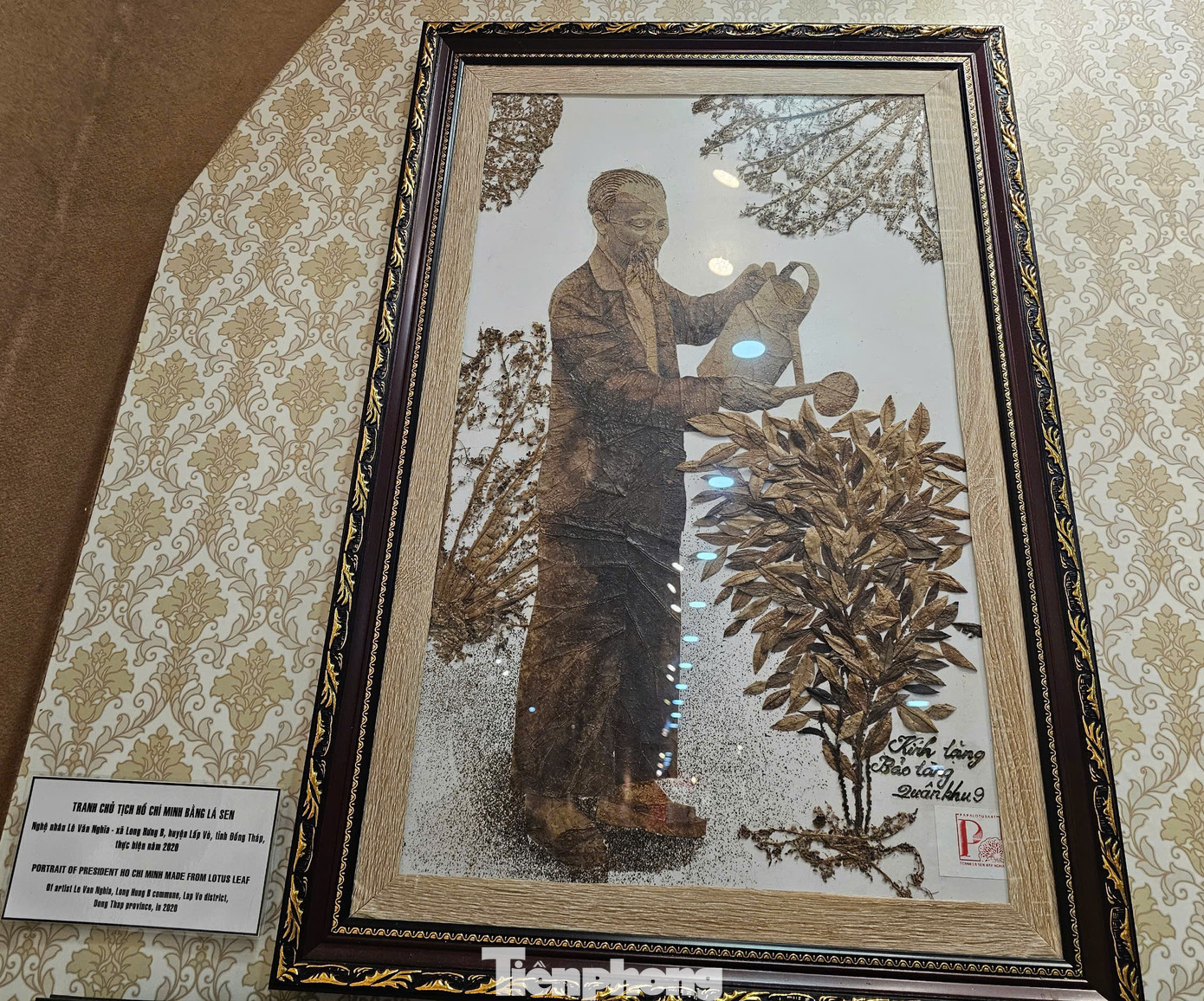 Tranh Chủ tịch Hồ Chí Minh bằng lá sen của nghệ nhân Lê Văn Nghĩa làm vào năm 2020.