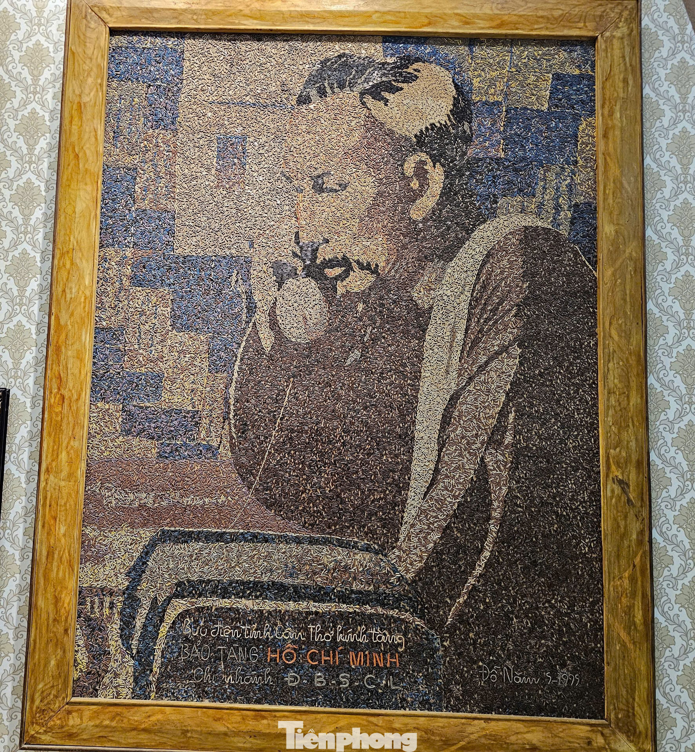 Tranh chân dung Bác Hồ với chất liệu dây điện thoại do họa sĩ Đỗ Năm thực hiện bằng cách ghép các đoạn dây điện thoại. Tác giả cắt dây thông tin thành từng đoạn nhỏ, sau đó ghép lại thành chân dung Bác Hồ. Bức tranh về Bác Hồ làm bằng dây điện thoại đầu tiên được họa sĩ Đỗ Năm thực hiện vào năm 1988 với chủ đề là “Bác Hồ nghe điện thoại”.