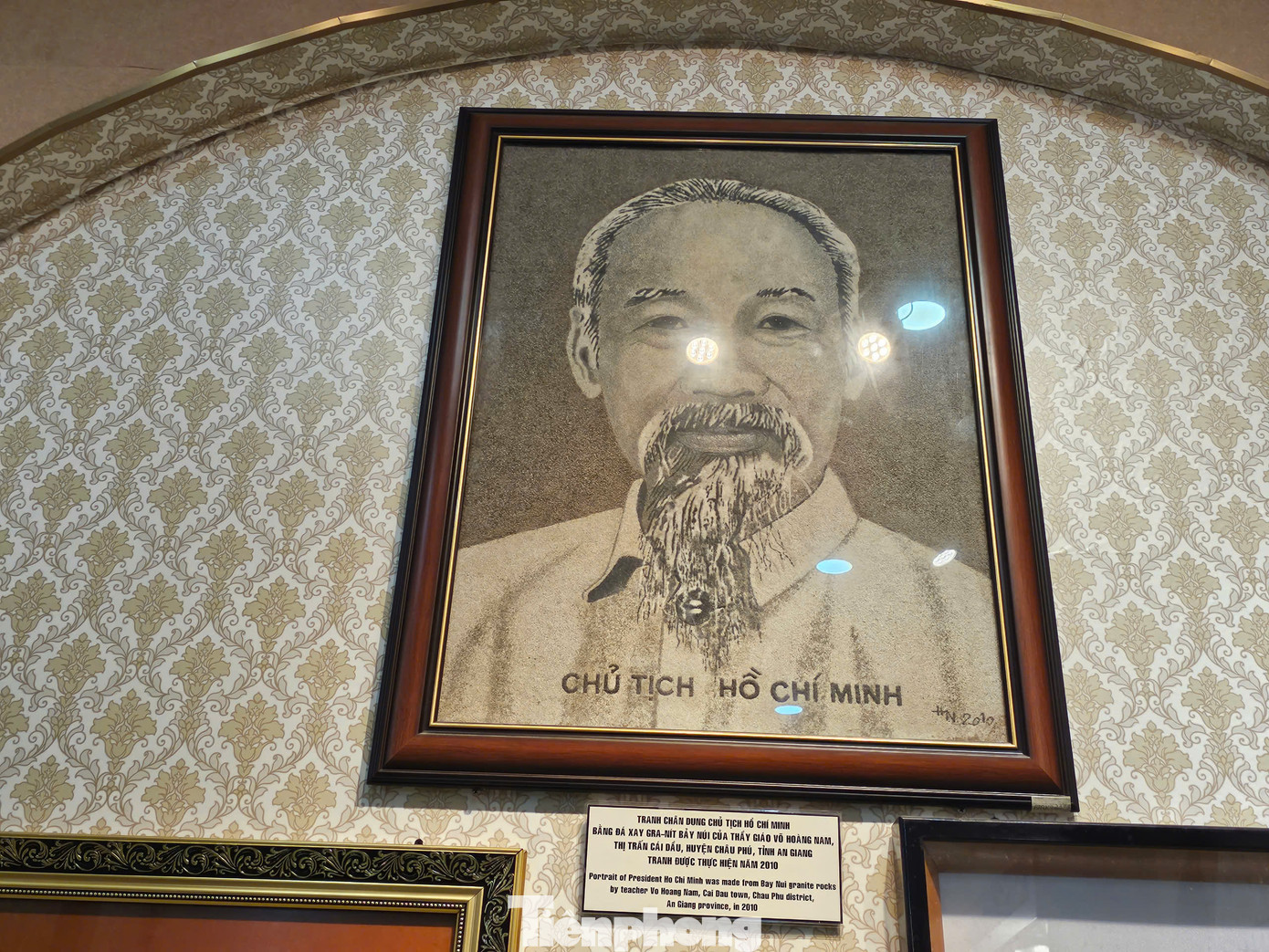 Tranh chân dung Chủ tịch Hồ Chí Minh bằng bột đá granit lấy tại Thất Sơn (An Giang) của thầy giáo Võ Hoàng Nam (huyện Châu Phú, An Giang) thực hiện năm 2010.