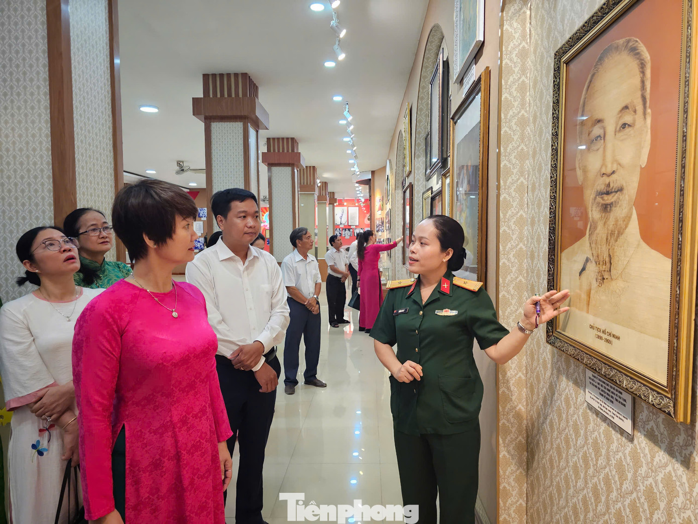 Trong phòng trưng bày về các hiện vật, tư liệu về Bác, nổi bật nhất là các bức tranh Bác Hồ do nghệ nhân ở miền Tây vẽ, chất liệu từ những thứ đơn giản trong cuộc sống như vỏ tràm, lá sen, lá thốt nốt…