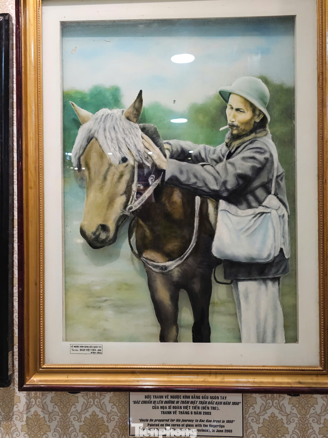 Bức tranh vẽ ngược kính bằng đầu ngón tay chủ đề "Bác chuẩn bị lên đường thăm mặt trận Bắc Cạn năm 1950" của họa sĩ Đoàn Việt Tiến (Bến Tre).