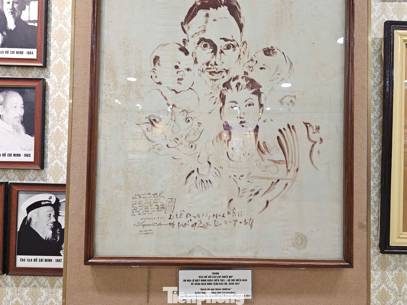 Bức tranh vẽ bằng máu của họa sĩ Diệp Minh Châu (Bến Tre - mất năm 2002) có chủ đề Hồ Chủ tịch với 3 cháu thiếu nhi Bắc - Trung - Nam, được vẽ trong ngày 2/9/1947, từ máu của chính tác giả trên vải lụa. Thể hiện tấm lòng của những người con Nam Bộ với Bác trong những năm kháng chiến chống Pháp.