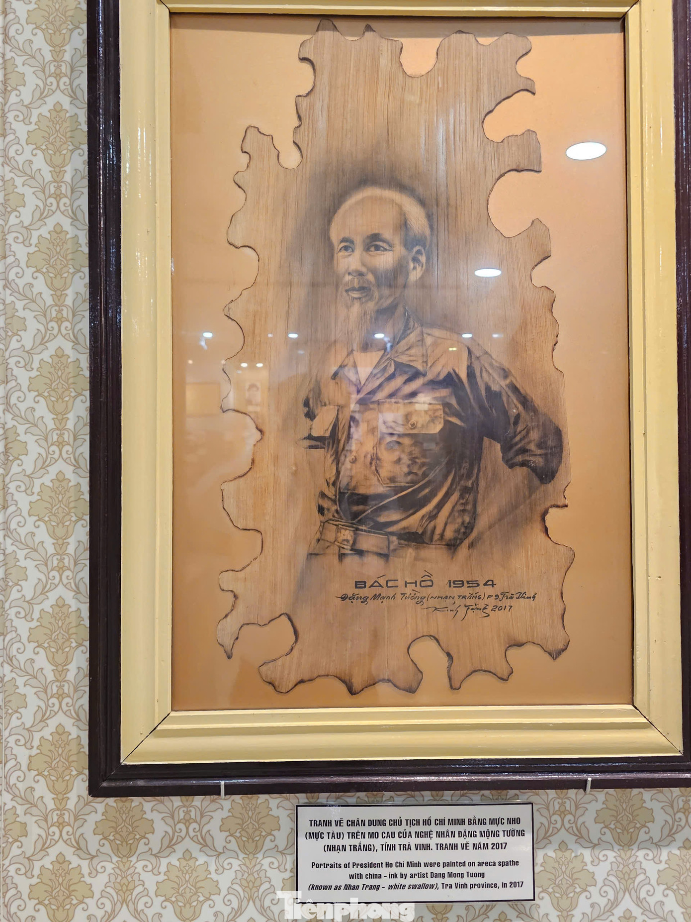 Tranh chân dung Chủ tịch Hồ Chí Minh bằng mực tàu trên mo cau của nghệ nhân Đặng Mộng Tường (Nhạn Trắng) tỉnh Trà Vinh vẽ năm 2017. Ảnh: Hòa Hội