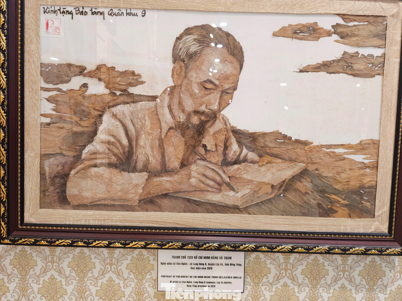 Tranh Chủ tịch Hồ Chí Minh được xếp bằng vỏ tràm do nghệ nhân Lê Văn Nghĩa (Đồng Tháp) thực hiện năm 2020.