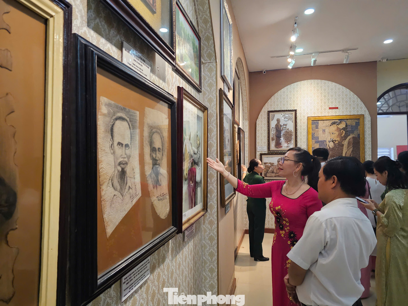 Hình ảnh Bác còn là nguồn cảm hứng cho sáng tác thơ ca, hội họa… Nhiều nghệ nhân miền Tây đã sử dụng chất liệu cuộc sống, thiên nhiên cùng lòng kính yêu với Bác Hồ để tạo ra những bức họa, điêu khắc về Bác kính yêu.