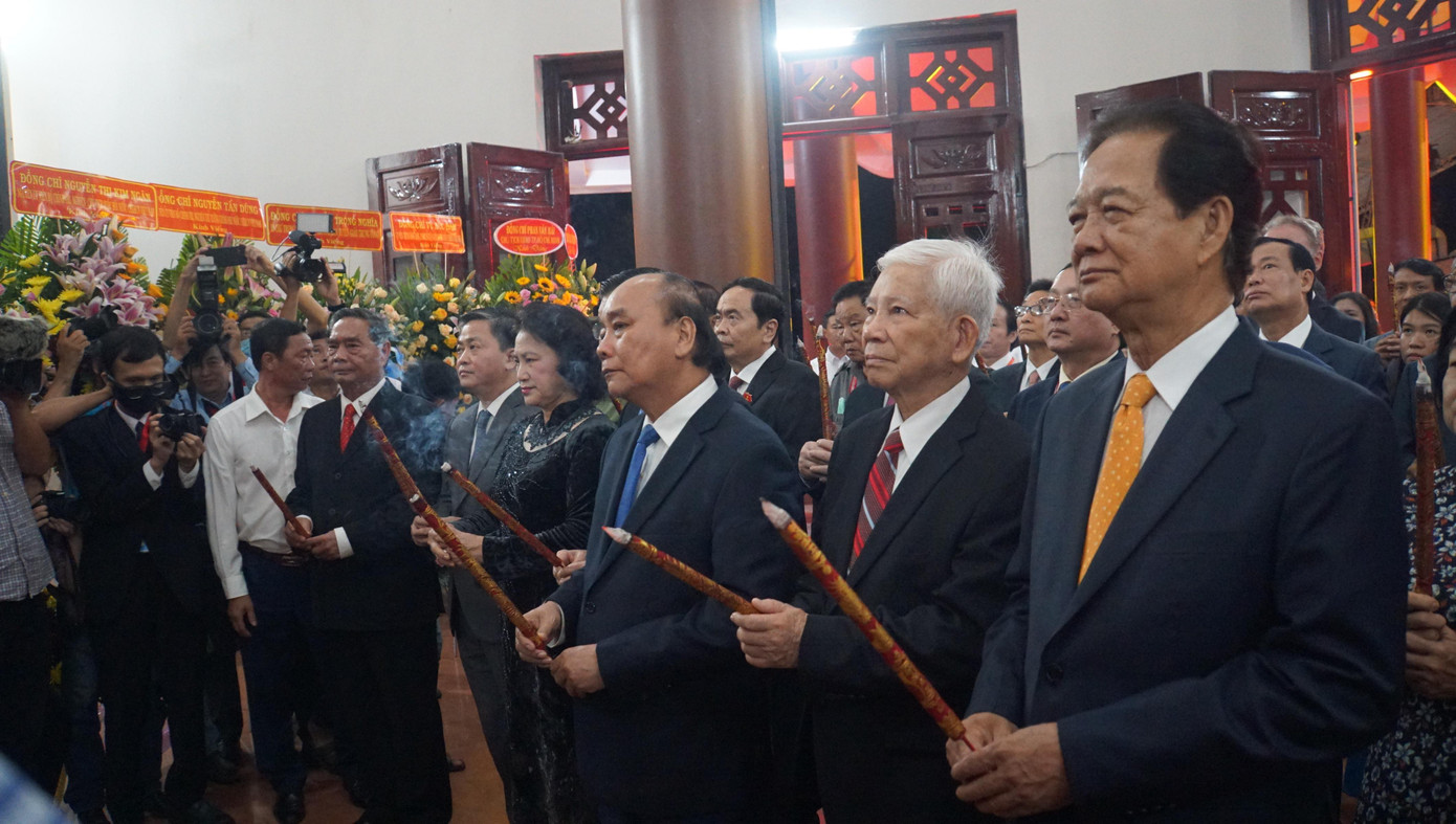 Lãnh đạo Đảng, Nhà nước dâng hương Danh nhân Nguyễn Đình Chiểu. - Ảnh: Hòa Hội Lãnh đạo Đảng, Nhà nước dâng hương Danh nhân Nguyễn Đình Chiểu. - Ảnh: Hòa Hội