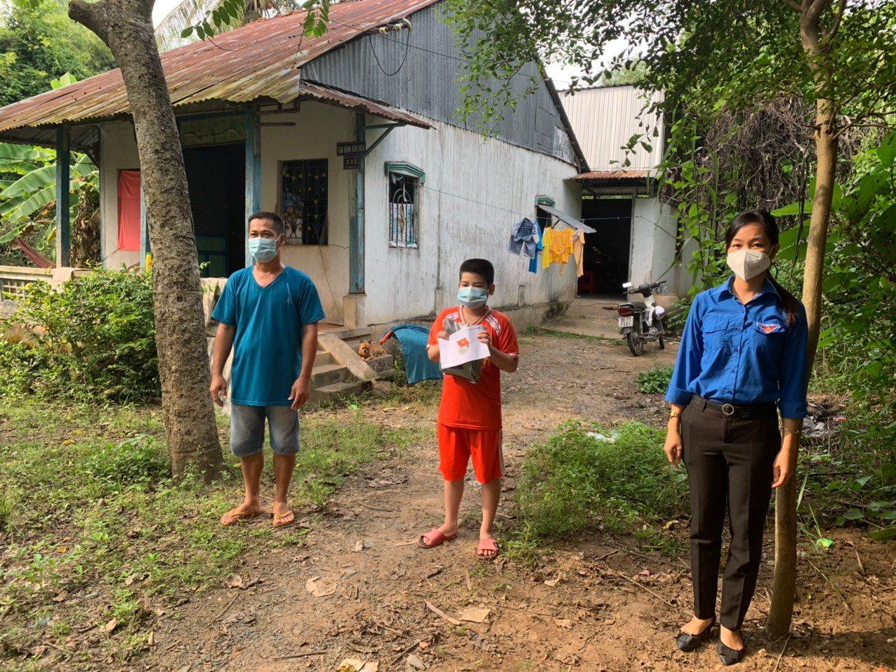 Chị Nguyễn Thị Thúy Lam, Phó Bí thư Tỉnh đoàn Đồng Tháp tặng quà cho thiếu nhi mất người thân do COVID-19. - Ảnh: TĐ ĐT Chị Nguyễn Thị Thúy Lam, Phó Bí thư Tỉnh đoàn Đồng Tháp tặng quà cho thiếu nhi mất người thân do COVID-19. - Ảnh: TĐ ĐT