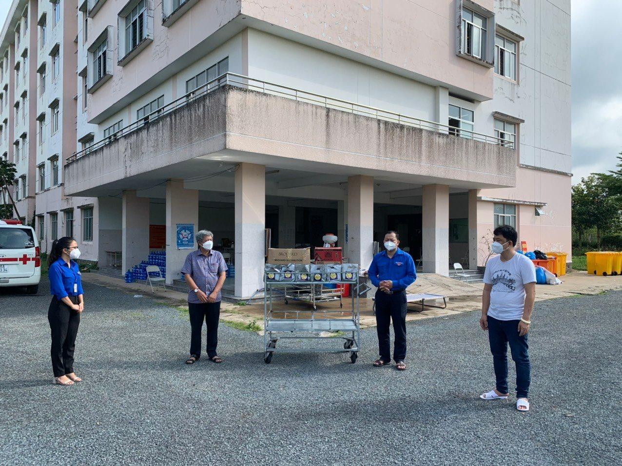 Anh Huỳnh Minh Thức, Bí thư Tỉnh đoàn Đồng Tháp (áo xanh) trao quà cho đại diện khu cách ly để tặng các em thiếu nhi. Anh Huỳnh Minh Thức, Bí thư Tỉnh đoàn Đồng Tháp (áo xanh) trao quà cho đại diện khu cách ly để tặng các em thiếu nhi.