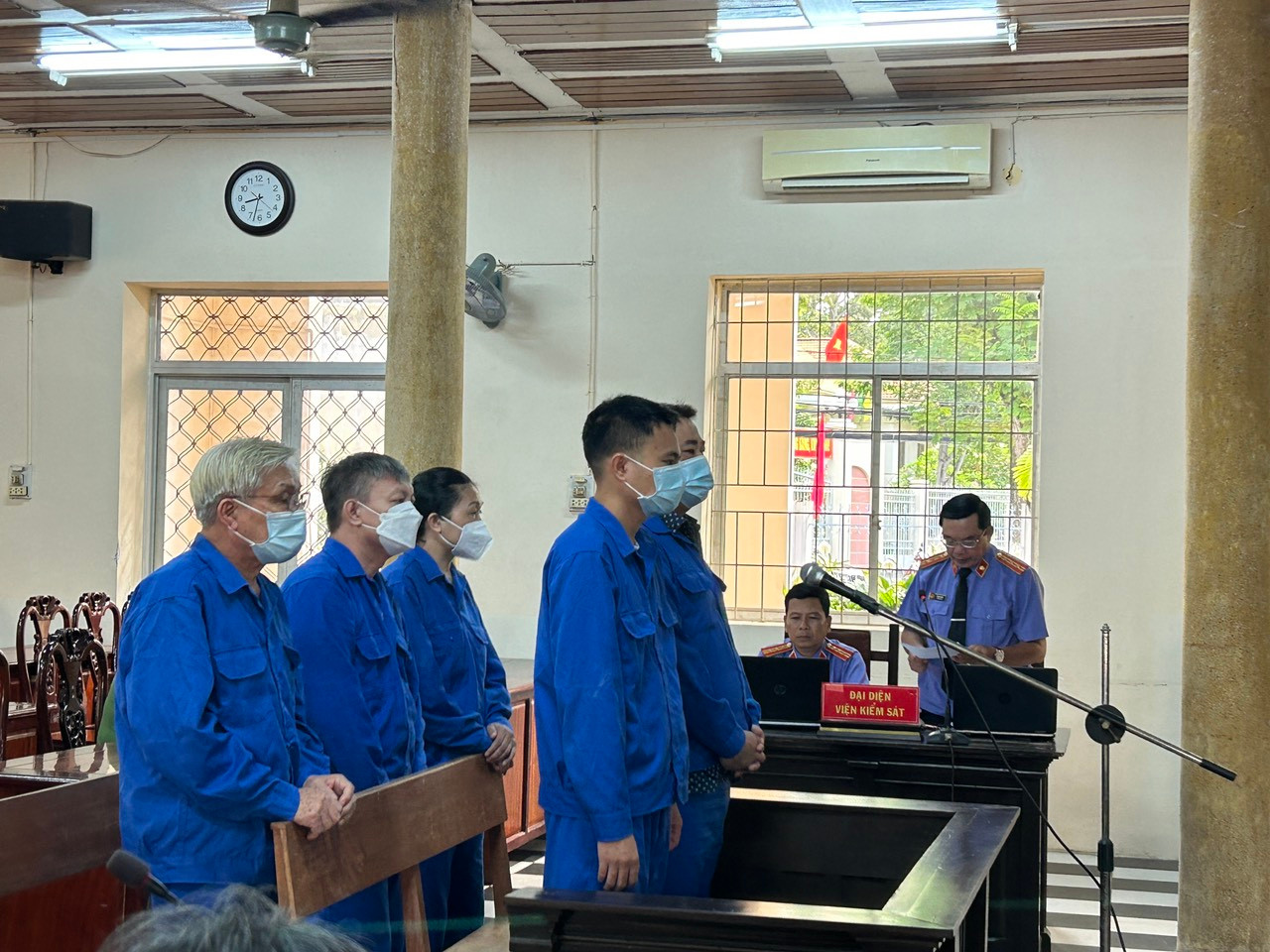 Các bị cáo tại phiên tòa. Ảnh: PV.