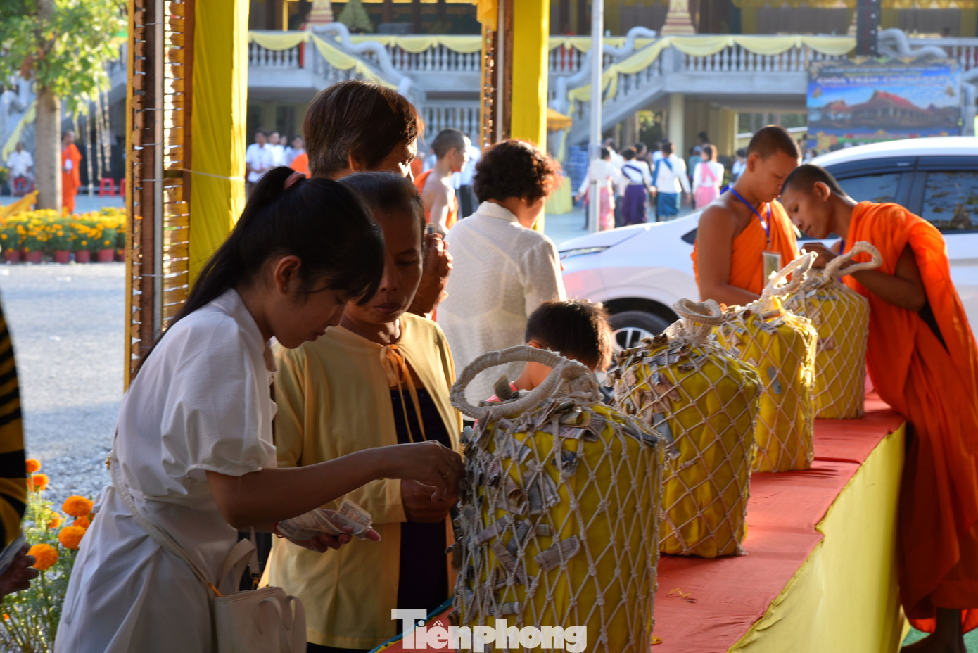 Người dân nhét tiền vào đá Sima cầu may mắn, bình an cho người thân, gia đình. Ảnh: Hòa Hội. Người dân nhét tiền vào đá Sima cầu may mắn, bình an cho người thân, gia đình. Ảnh: Hòa Hội.