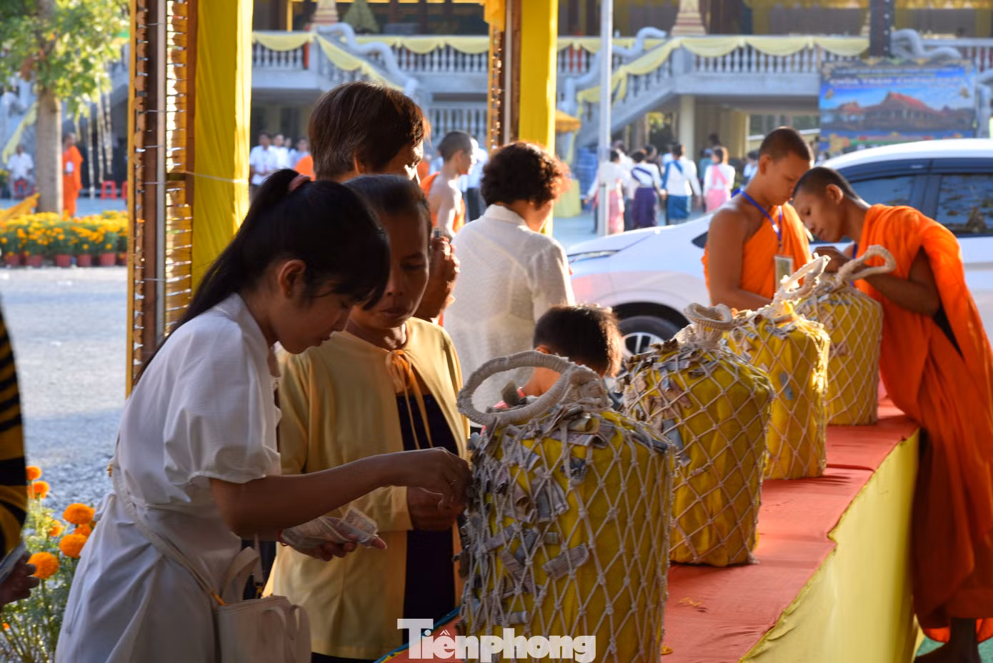 Người dân nhét tiền vào đá Sima cầu may mắn, bình an cho người thân, gia đình. Ảnh: Hòa Hội.